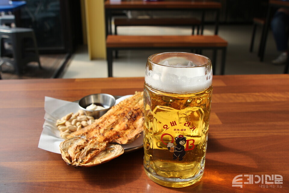 29일 서울 마포구 경의선책거리에서 가게 문을 연 ‘을지OB베어’의 생맥주와 노가리. ⓒ투데이신문