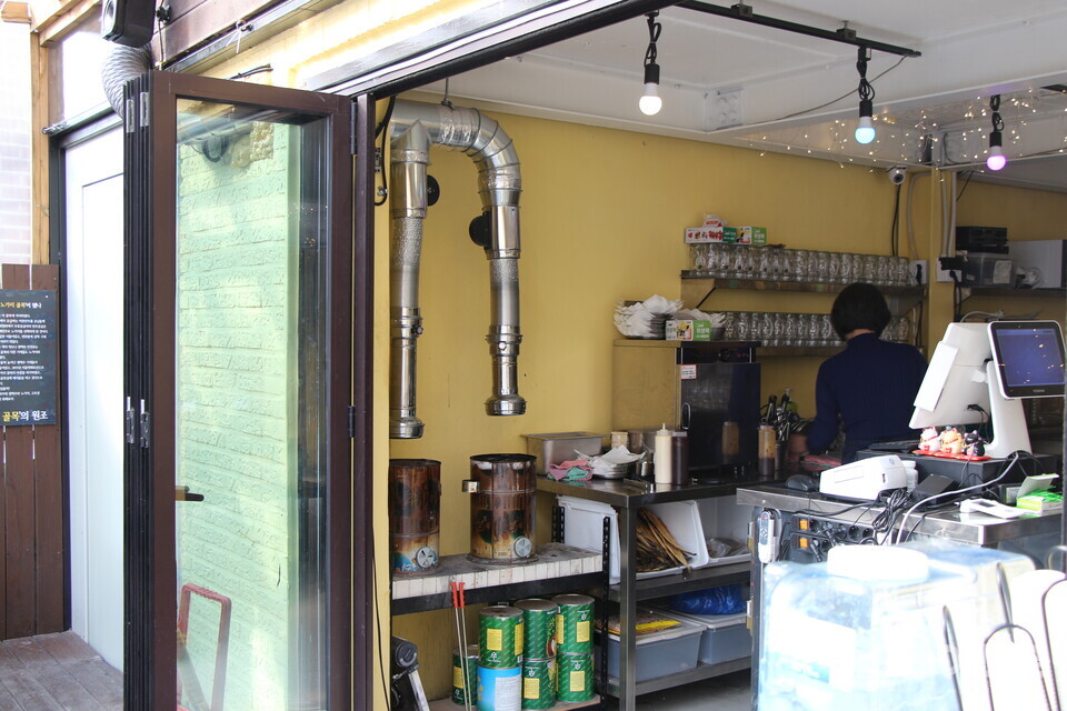 29일 서울 마포구 경의선책거리에서 가게 문을 연 ‘을지OB베어’의 노가리 등을 굽는 연탄불. ⓒ투데이신문