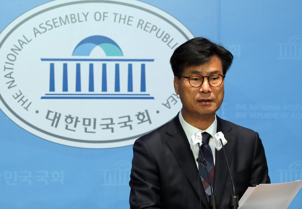 김영식 의원이 지난해 11월 21일 오전 서울 여의도 국회 소통관에서 법안 발의 관련 기자회견을 하고 있다. [사진제공=뉴시스]