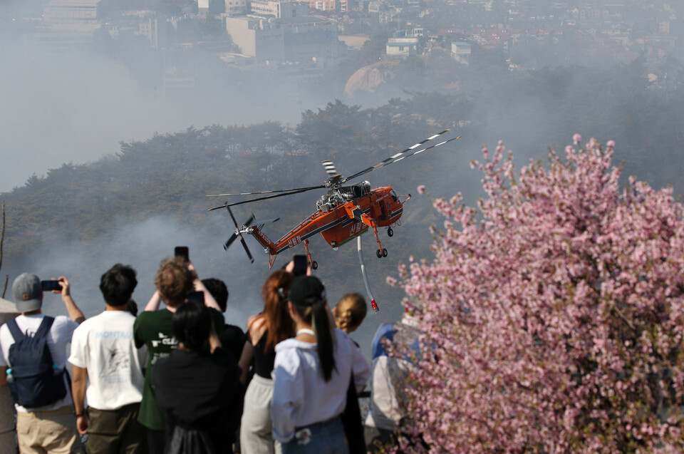 지난 2일 오후 화재가 발생한 서울 종로구 인왕산에서 산림청 헬기가 화재 진화 작업을 하고 있다.