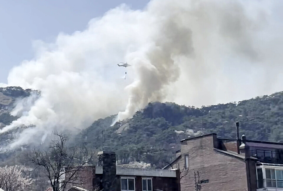 2일 오후 화재가 발생한 서울 종로구 인왕산에서 소방당국이 화재 진화 작업을 벌이고 있다. [사진제공=뉴시스]