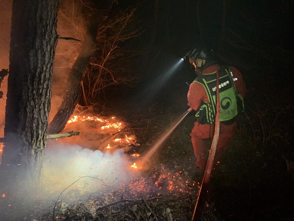산림청 소속 공중진화대원들이 지난 2일 충남 홍성군 서부면에서 발생한 산불을 진화하고 있다. [사진제공=뉴시스]