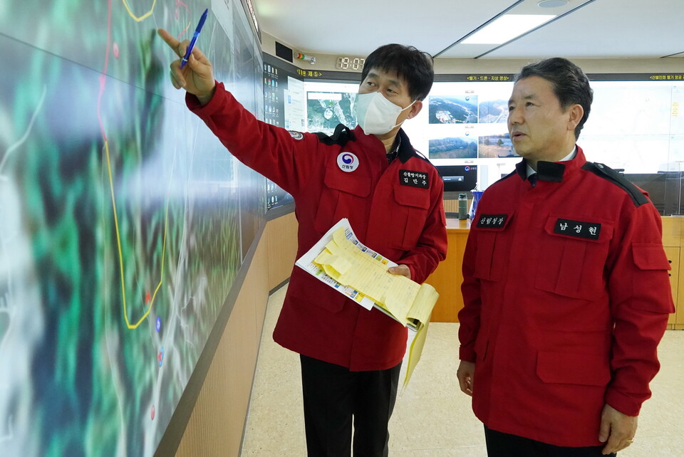 남성현 산림청장이 지난 2일 중앙산림재난상황실을 찾아 서울 인왕산, 충남 홍성 등 주요 산불현장의 진화상황을 점검하고 있다. [사진제공=뉴시스]