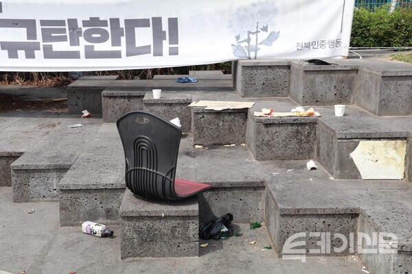 세월호 분향소가 위치해 있는 풍남문 광장. 괸리되지 않아 쓰레기가 가득한 모습이다&nbsp;ⓒ투데이신문