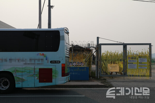 세월호 목포신항만거치소 입구 앞 관광 버스 한 대가 멈춰서 있다. ⓒ투데이신문