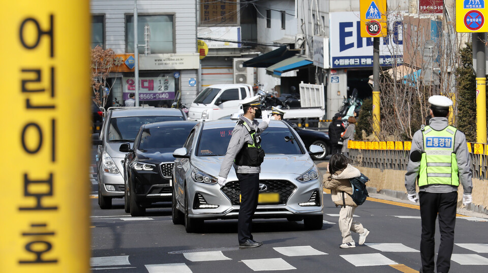 지난달 3일 오후 서울 중구 충무초등학교 앞에서 경찰이 어린이보호구역(스쿨존) 교통법규 위반 특별단속을 하고 있다. [사진제공=뉴시스]