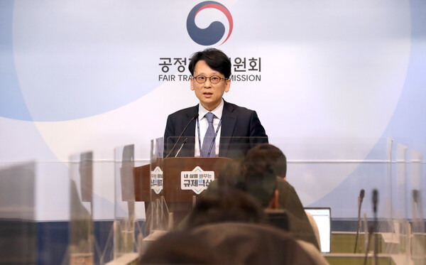 공정거래위원회 유성욱 시장감시국장이 11일 세종시 정부세종청사에서 구글의 앱마켓 시장 경쟁 저해 행위에 대한 제재 결정을 밝히고 있다. [사진 제공=뉴시스]