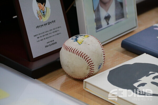 단원고 기억교실. 한 피해 학생의 착생 위에 야구공이 놓여져 있다. ⓒ투데이신문