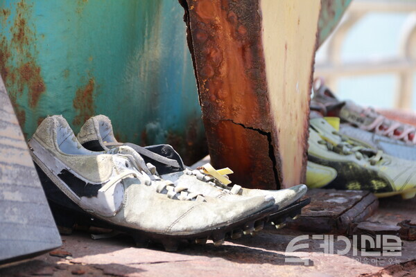 팽목항 인근 방파제에 놓여진 축구화. ⓒ투데이신문