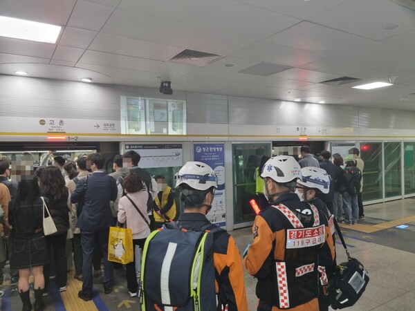 김포소방서 구급대가 고촌역 내 김포골드라인 이용객들을 안내하고 있다. [사진제공=뉴시스]