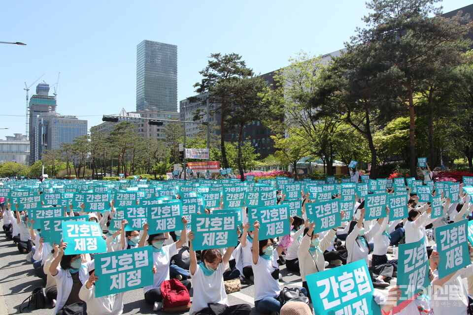 19일 오후 2시 서울 영등포구 여의도 국회 앞에서 ‘간호법 국회 통과 촉구 수요한마당’이 진행되고 있다. ⓒ투데이신문