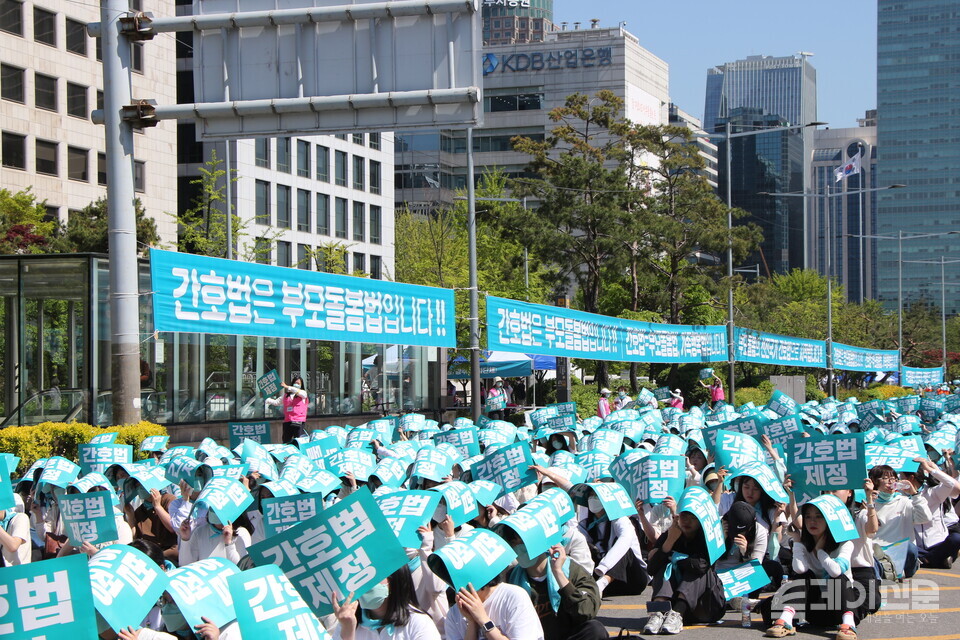 19일 오후 2시 서울 영등포구 여의도 국회 앞에서 ‘간호법 국회 통과 촉구 수요한마당’이 진행되고 있다. ⓒ투데이신문