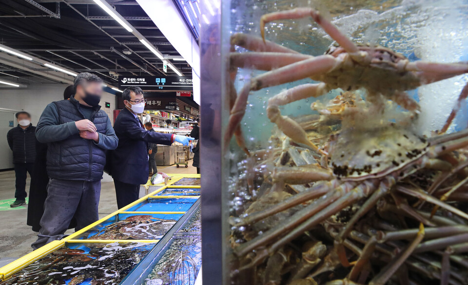 국립수산물품질관리원 관계자들이 지난 1월 11일 오후 서울 송파구 가락시장 내 수산물코너에서 수산물 원산지 특별단속을 하고 있다. [사진제공=뉴시스]