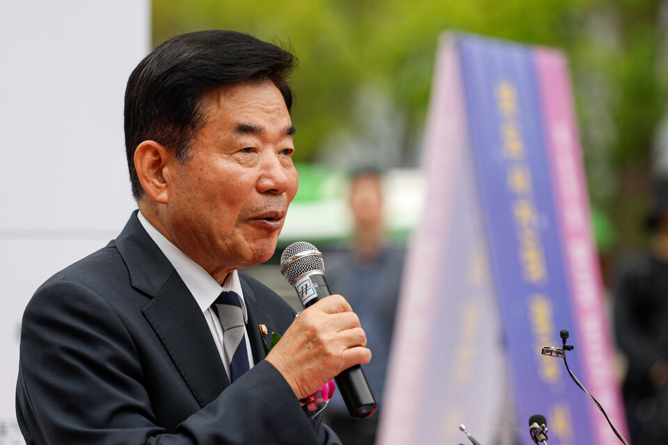 김진표 국회의장이 지난 20일 서울 종로구 광화문 광장에서 열린 ‘제59회 한국보도사진전 개막식’에 참석해 축사하고 있다. [사진제공=뉴시스]