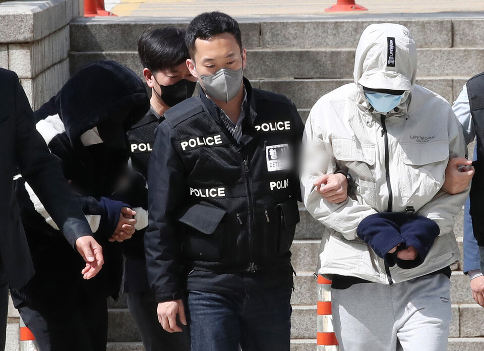 강남 학원가에 퍼진 '마약 음료' 사건 관련 전화번호를 조작해 보이스피싱 범죄를 도운 혐의(전기통신사업법 위반)를 받는 김씨(오른쪽 흰 점퍼), 마약 음료를 제조 및 전달한 혐의(마약류관리법 위반)를 받는 길씨(왼쪽 검은 점)가 지난 10일 서울 서초구 서울중앙지방법원에서 열린 구속 전 피의자 심문(영장실질심사)에 출석하고 있다.