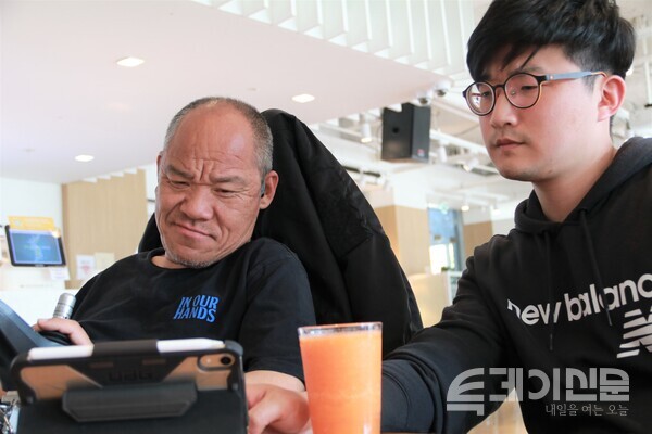 지난 17일 혜화의 한 카페에서 만난 이규식씨(왼쪽)와 그의 활동지원사 김형진씨(오른쪽).&nbsp;ⓒ투데이신문