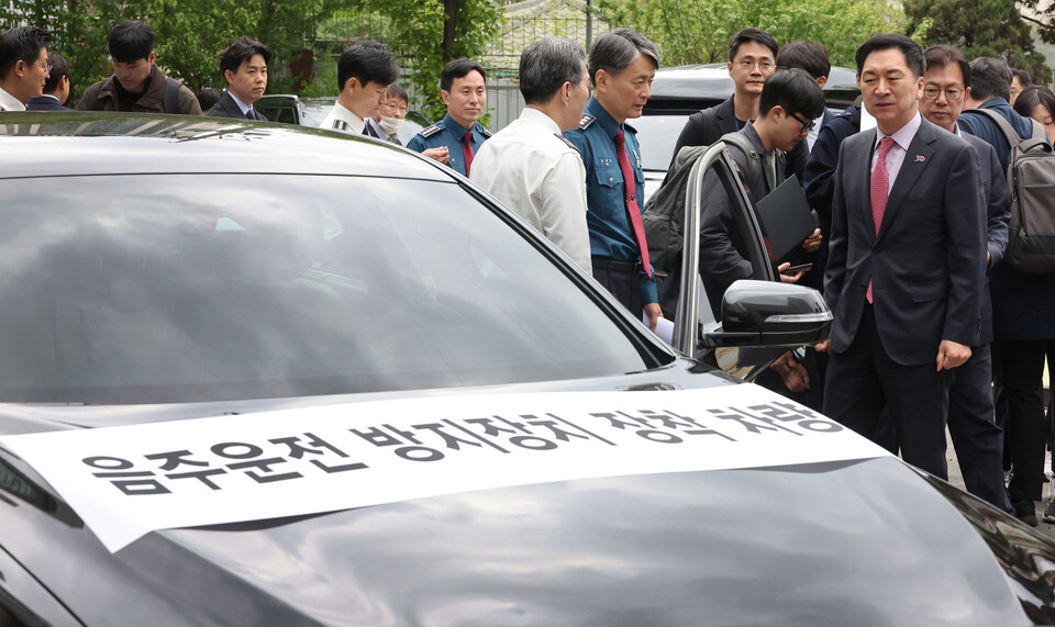 김기현 국민의힘 당 대표가 26일 오전 서울 마포구 마포경찰서를 방문해 음주운전 방지장치 장착 차량을 살펴보고 있다. [사진제공=뉴시스]