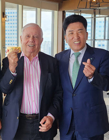 글로벌 투자 전문가 짐 로저스(왼쪽)와 하나금융 함영주 회장이 조찬을 함께 하며 의견을 나눴다. [사진제공=하나금융]