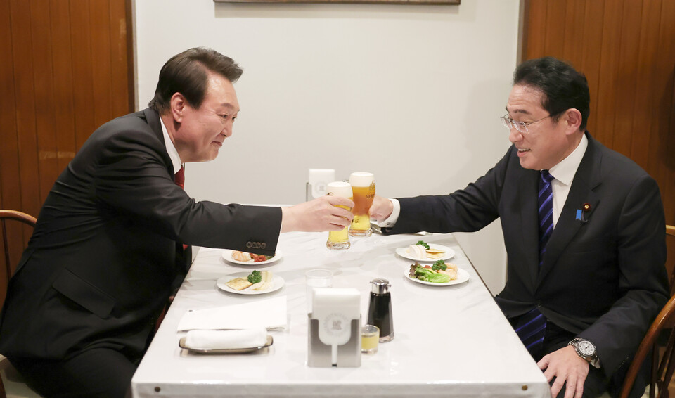 윤석열 대통령과 기시다 후미오 일본 총리가 지난 3월 친교 만찬을 마치고 도쿄 한 식당으로 자리를 옮겨 건배하고 있다. [사진제공=뉴시스]