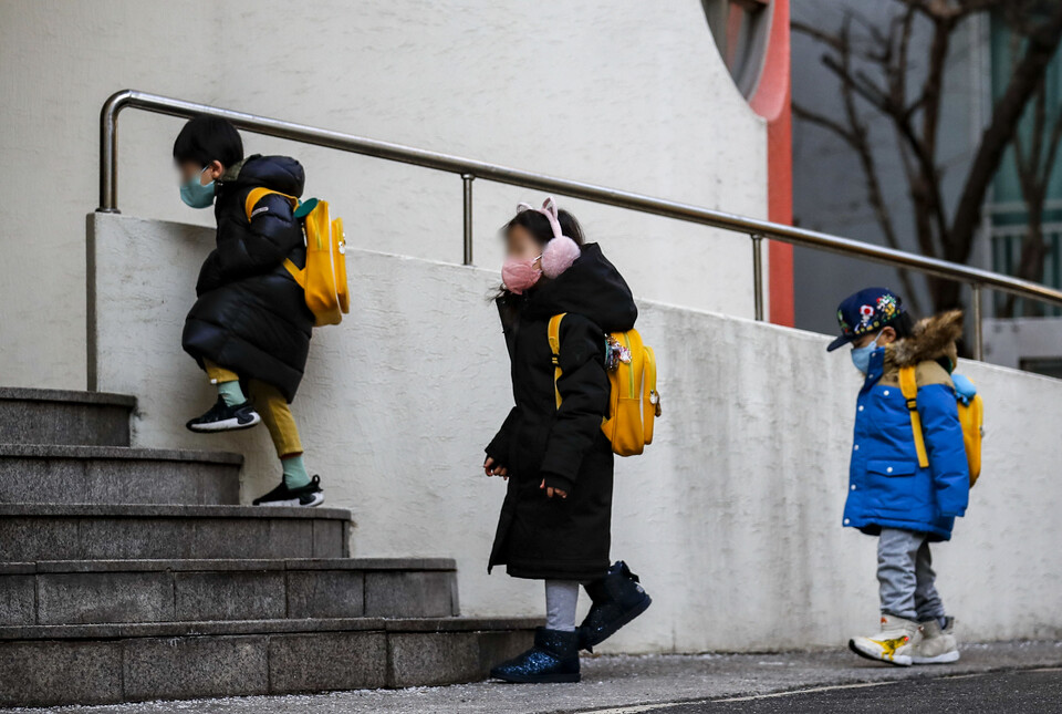 지난 1월 어린이들이 서울 한 유치원으로 등원하고 있다. [사진제공=뉴시스]