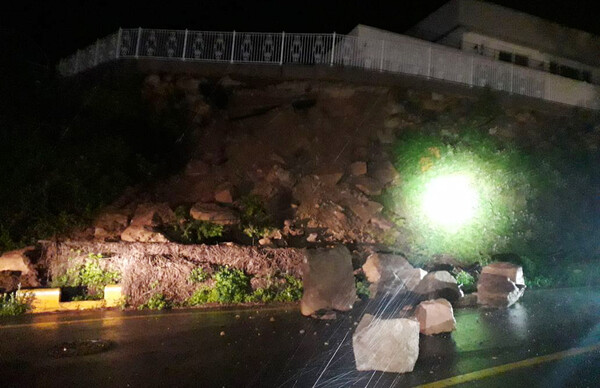 지난 5일 호우, 강풍에 무너진 부산 금정구 지역의 한 옹벽. [사진출처=뉴시스/부산소방재난본부]