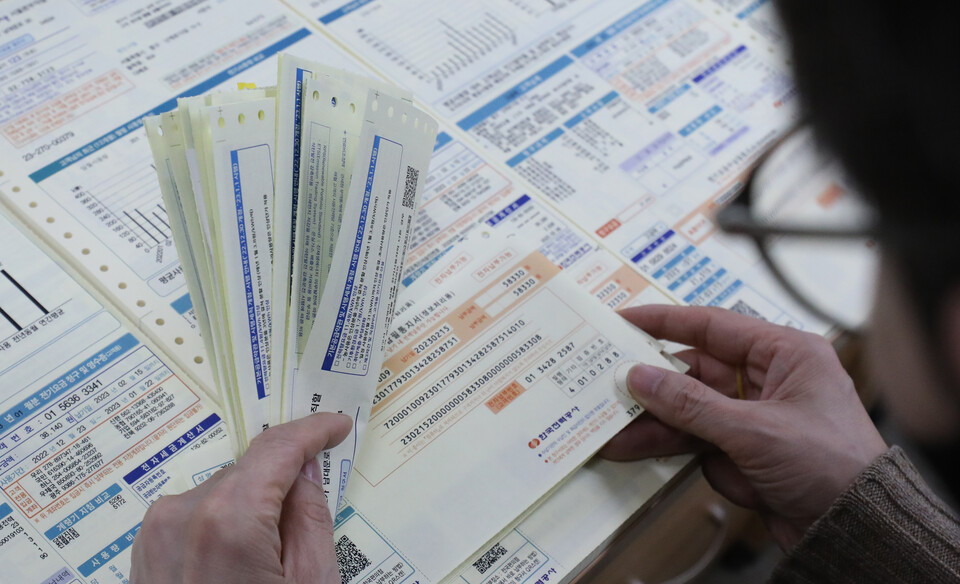 한전 직원이 전기요금 청구서를 정리하고 있다. [사진제공=뉴시스]<br>