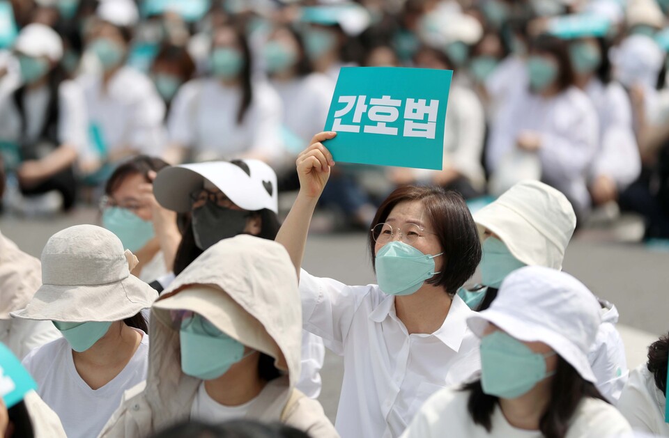 전국의 간호사 및 간호대학생들이 지난 12일 서울 종로구 세종대로에서 열린 국제 간호사의 날 기념집회에 참석해 국회 본회의를 통과한 간호법의 대통령 공포(公布)를 촉구하고 있다. [사진제공=뉴시스]
