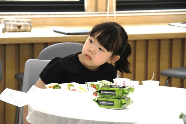 이달 14일 ‘80to23 주먹밥 일기’ 행사에서 설명에 귀 기울이고 있는 김서윤(광주화정초·3학년)양&nbsp;ⓒ투데이신문&nbsp;