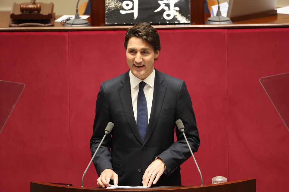 방한 중인 쥐스탱 트뤼도 캐나다 총리가 17일 오전 국회 본회의장에서 여야 의원들을 상대로 연설하고 있다. [사진제공=뉴시스]