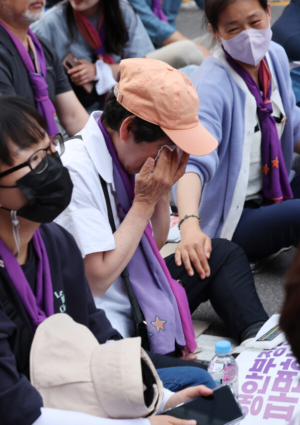 지난 17일 오후 광주 동구 금남로 일대에서 열린 5·18 전야제에서 10·29 서울에서 온 이태원참사 희생자 유가족이 눈물을 흘리고 있다.&nbsp;[사진제공=뉴시스]<br>