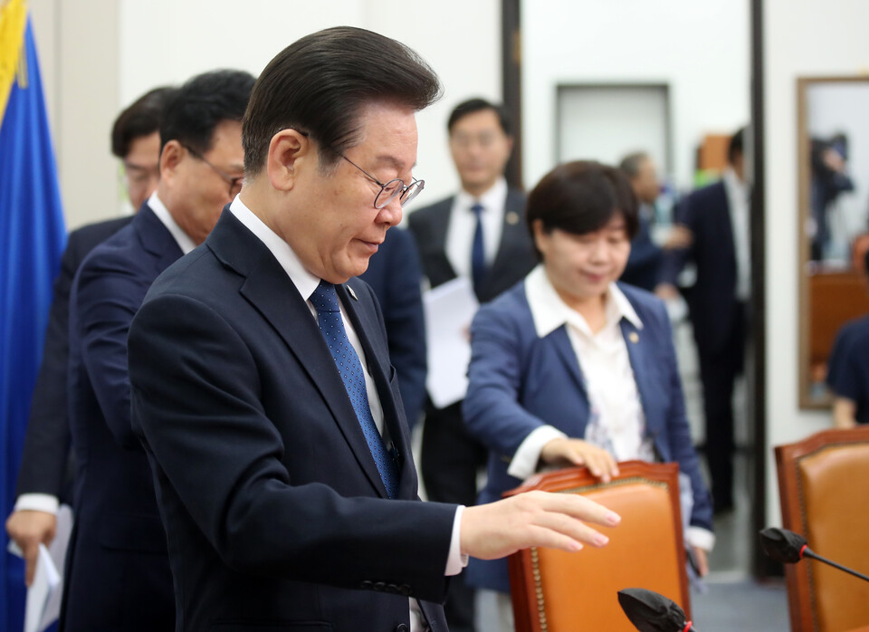 이재명 더불어민주당 대표 등 지도부가 19일 오전 서울 여의도 국회에서 열린 최고위원회의에 참석하고 있다. [사진제공=뉴시스]