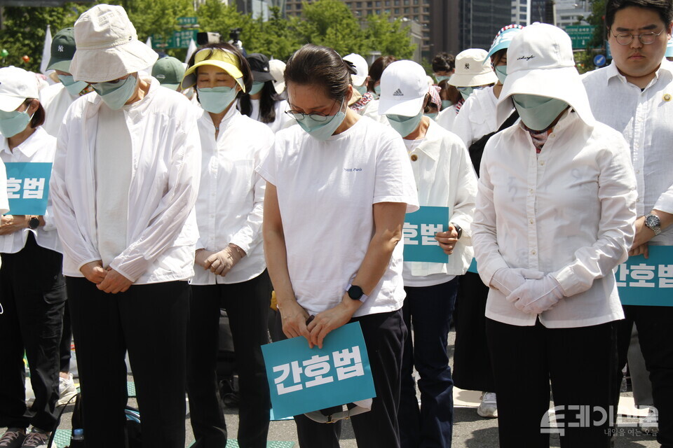 19일 오후 2시 서울 광화문 세종대로사거리에서 열린 ‘5.19 간호법 제정 거부권 행사 규탄 총궐기대회’에서 관계자가 묵념을 하고 있다. ⓒ투데이신문