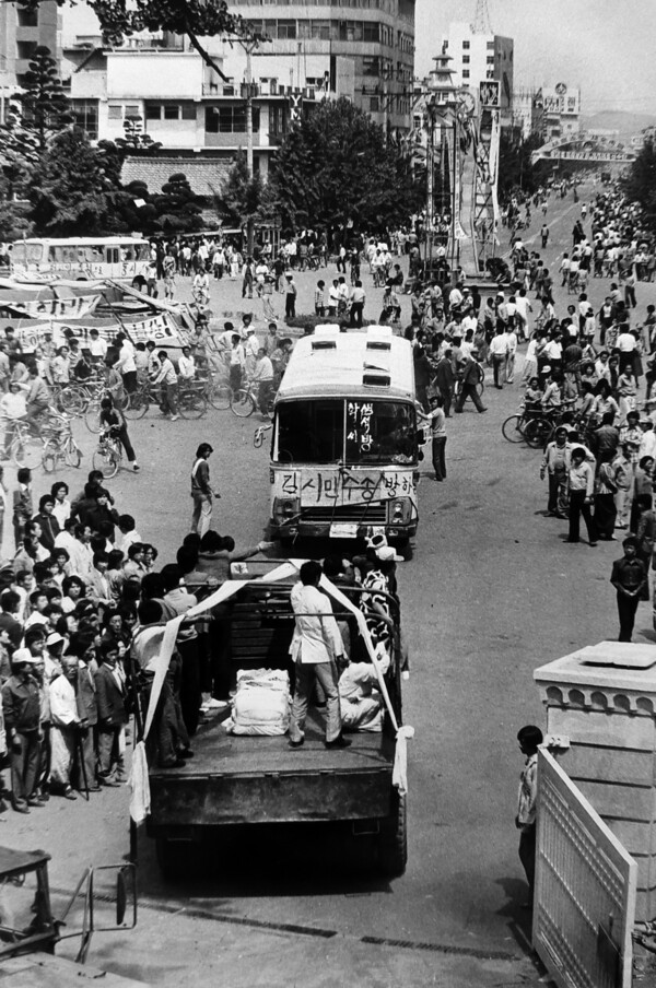 1980년 5월 24일 전남도청 앞 금남로에서 사망한 시민군의 운구 차량이 시민들이 지켜보는 가운데 이동하고 있다.&nbsp;[사진제공=뉴시스]<br>