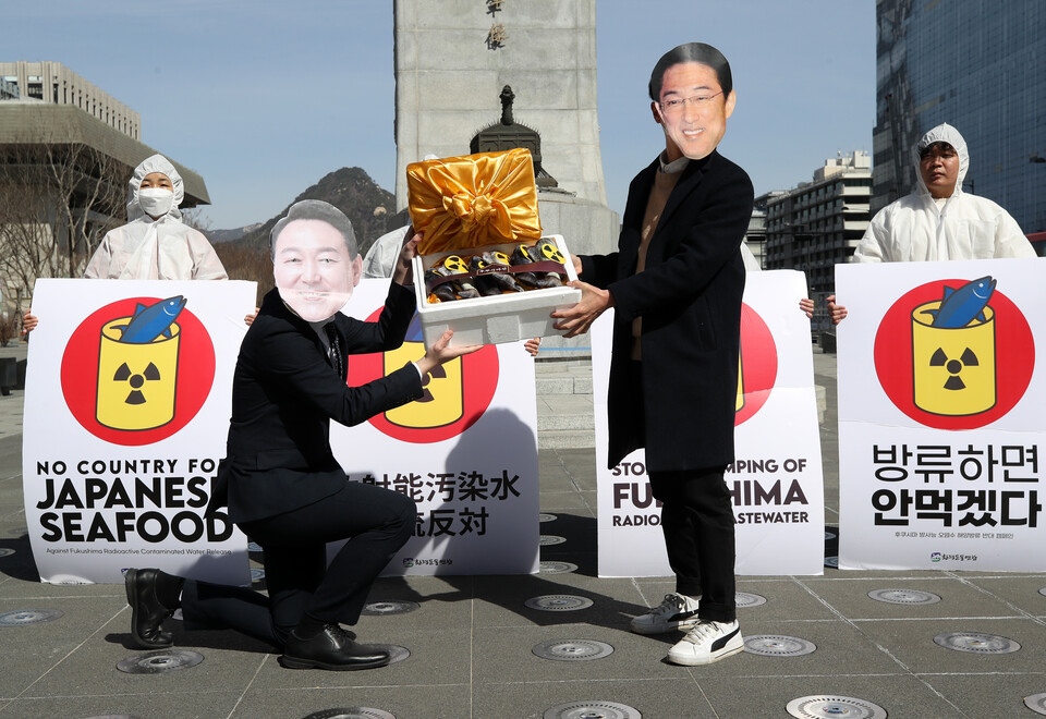 환경운동연합, 시민방사능감시센터 활동가들이 지난 3월 서울 광화문광장에서 '후쿠시마 오염수 해양 방류 말고 장기 보관, 대통령은 일본 정부에 요구하라' 기자회견을 열고 퍼포먼스를 하고 있다. [사진제공=뉴시스]