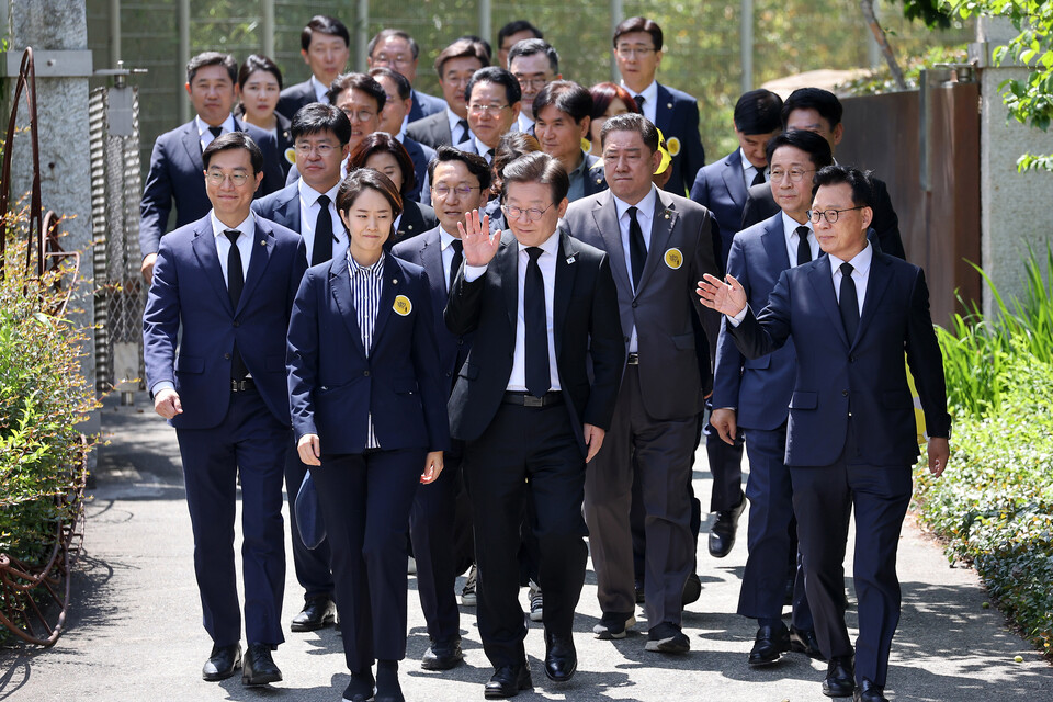 이재명 더불어민주당 대표가 23일 경남 김해시 봉하마을에서 노무현 전 대통령 서거 14주기 추도식에 참석하고 있다. [사진제공=뉴시스]