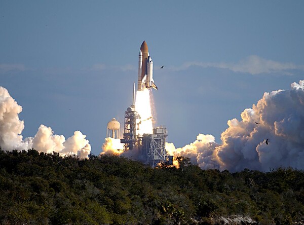 지난 2003년 미국 우주왕복선 컬럼비아호 이륙 장면. 이 기체는 우주에서의 임무를 수행한 뒤 지구로 돌아오던 도중 폭발했다. [사진 제공=나사]