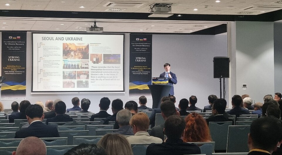서울주택도시공사 정책수출사업단 관계자(신동훈 책임)가 폴란드 바르샤바 국제 컨퍼런스에서 우크라이나의 인프라 재건협력 방안을 발표하고 있다. [사진제공=뉴시스]