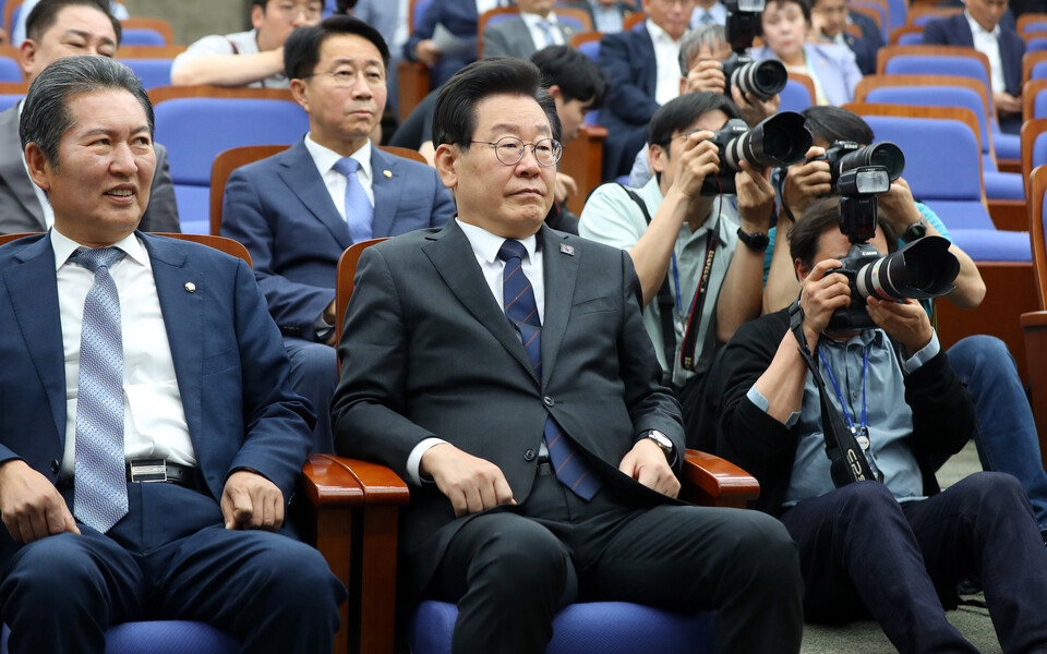 &nbsp;이재명 더불어민주당 대표가 지난 25일 오후 서울 여의도 국회에서 열린 의원총회에 참석해 있다.&nbsp; [사진제공=뉴시스]