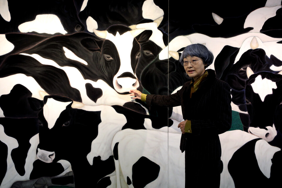 한국화가 이숙자가 지난해 10월 18일 서울 종로구 인사동 선화랑에서 열린 개인전에서 작품 '군우-얼룩소 1, 2, 3, 4'를 설명하고 하고 있는 모습 ⓒ뉴시스<br>