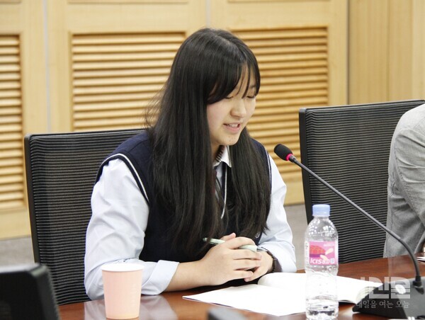 30일 간담회에서 신성여자고등학교 2학년 김가연 학생이 아동권리주체자로 목소리를 내고 있다.&nbsp;ⓒ투데이신문