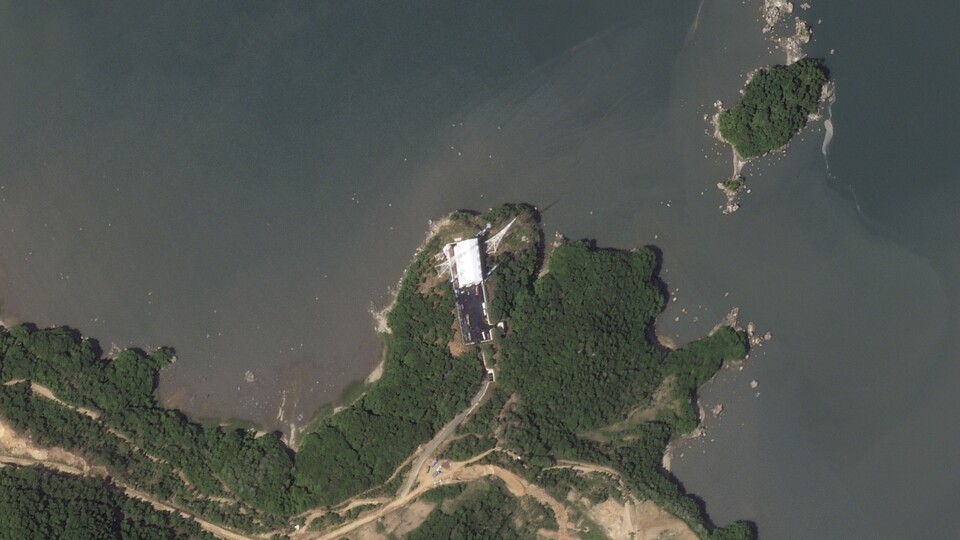 플래닛랩스 PBC가 촬영한 위성사진에 30일 북한 동창리 인근 서해위성발사장의 새로 건설된 발사대에서의 활동 모습이 포착되고 있다. AP통신은 이 위성사진을 통해 북한의 발사체 발사가 임박했음을 보여준다고 전했다. [사진제공=뉴시스]