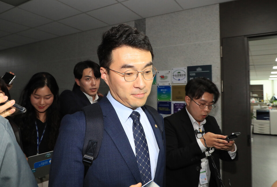 김남국 무소속 의원이 지난달 31일 오후 서울 여의도 국회 의원회관에서 사무실을 나서고 있다.&nbsp;[사진제공=뉴시스]