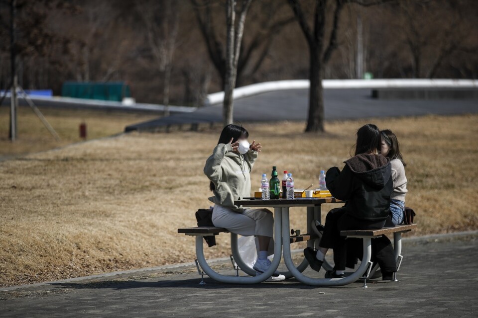 서울시가 도시공원과 하천·강, 대중교통시설 등을 금주구역으로 지정하는 조례 개정을 추진한다. 낮 기온 10도가량의 쌀쌀한 3월 날씨에도 서초구 반포한강시민공원을 찾은 시민들이 산책을 하며 즐거운 시간을 보내고 있다. 2022 03. 03. [사진제공=뉴시스]