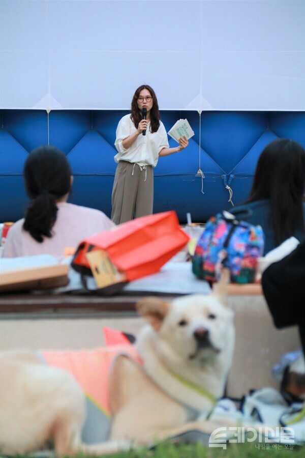 지난 6일 서울숲 야외무대에서 진행된&nbsp;‘ALL-LIVE: 반려동물 동반 야외 상영회’에서 최혜현 수의사가 강연을 진행하고 있다.&nbsp;ⓒ투데이신문<br>