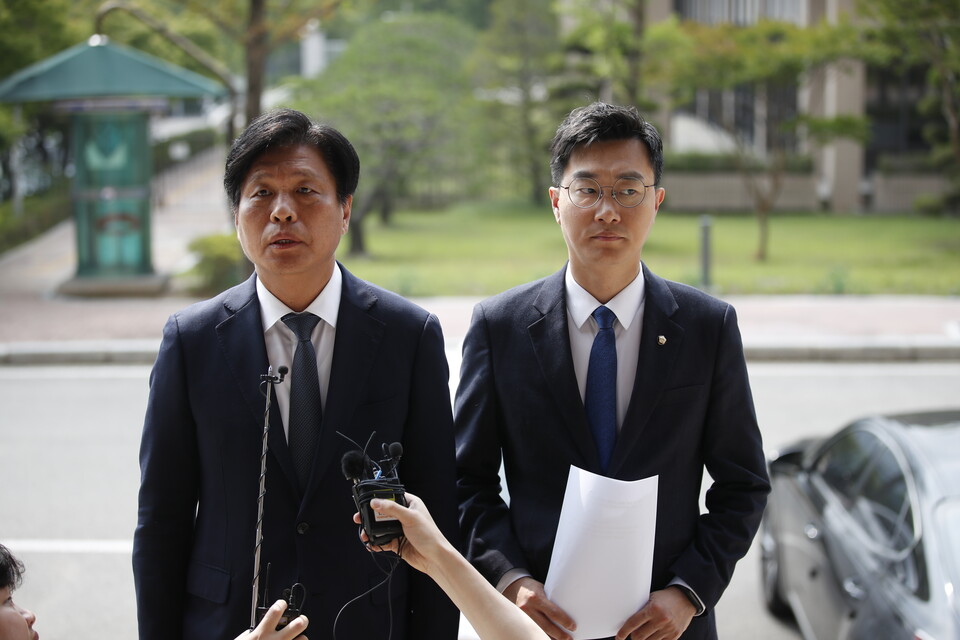 장경태 더불어민주당 최고위원와 조승래 국회 과학기술정보방송통신위원회 간사가 지난 14일 경기 과천시 정부과천청사 방송통신위원회에서 방통위의 일방적인 운영 및 김효재 방통위원의 위법행위에 대한 항의 방문을 하고 있다.[사진제공=뉴시스]