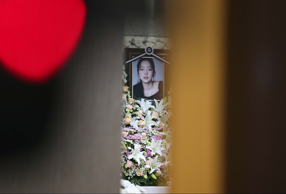 지난 2019년 가수 고 구하라의 일반 빈소가 마련된 서울 강남 성모병원 장례식장에 고인의 영정이 보이고 있다.[사진제공=뉴시스]