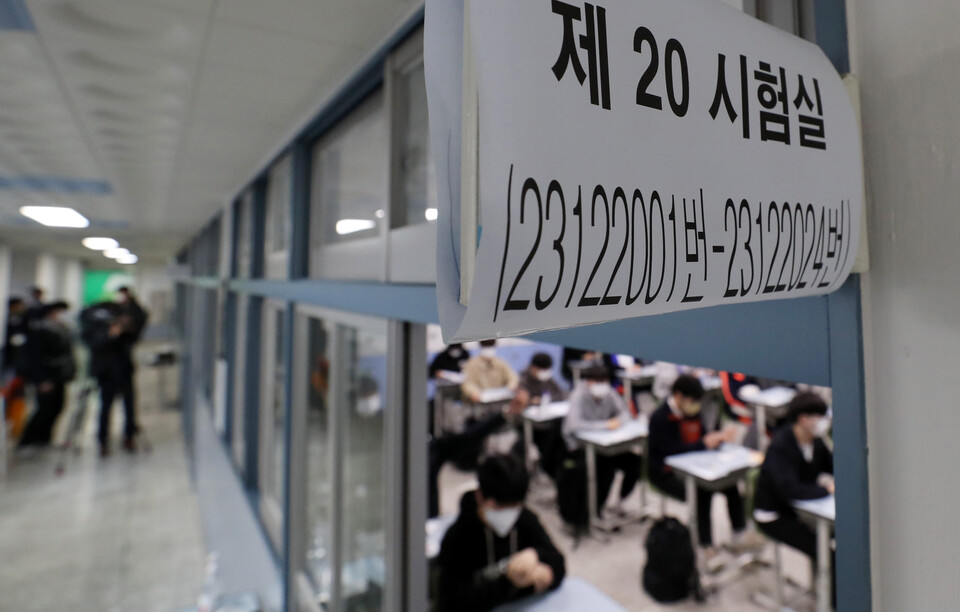 지난해 11월 17일 부산 남구 대연고등학교에서 수험생들이 1교시 시험을 앞두고 대기하고 있다. [사진제공=뉴시스]