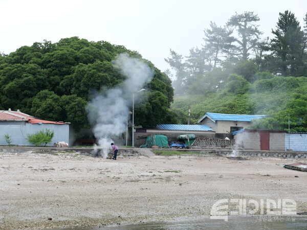 대륵도에는 별도의 분리수거 시설이 없는 탓에 한 주민이 마을의 초입에서 생활 쓰레기를 태우고 있다.&nbsp;ⓒ투데이신문