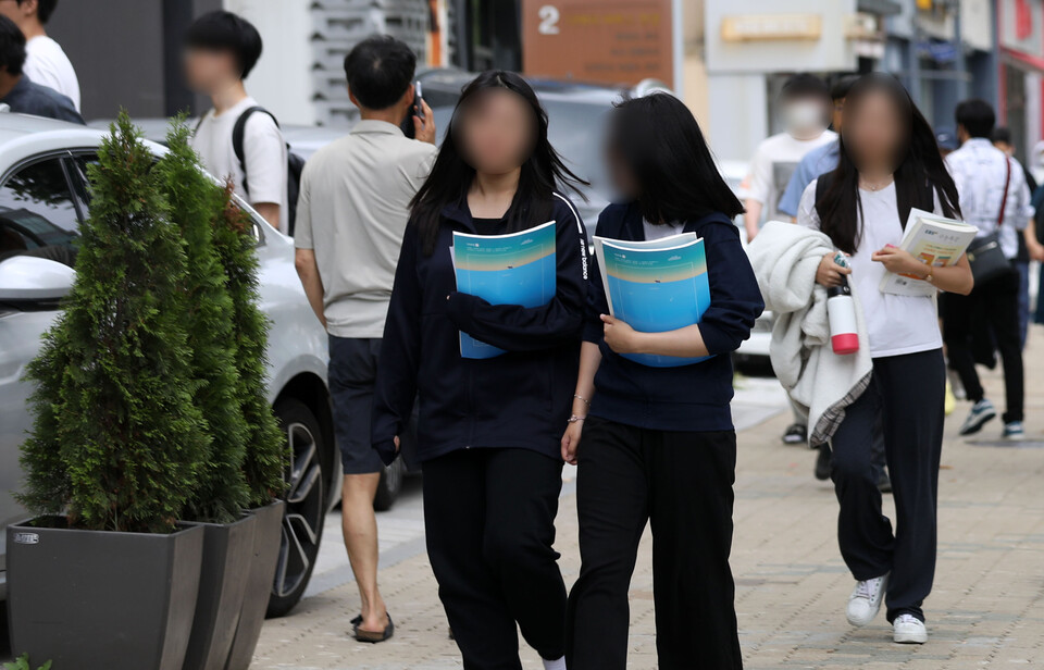 서울 강남구 대치동 학원가에서 수험생들이 오가고 있다. [사진제공=뉴시스]