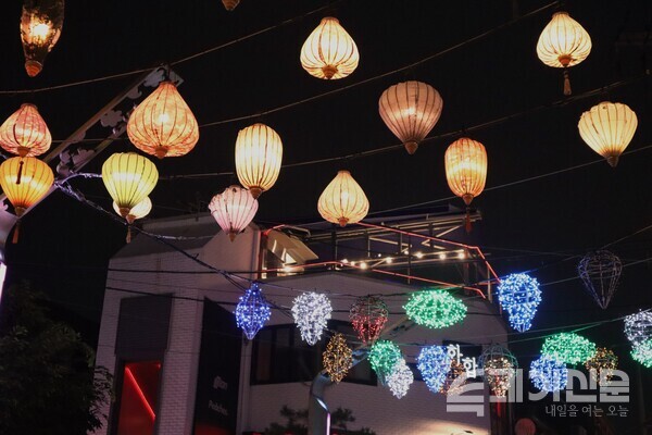 지난 22일 오후 서울 용산구 이태원 거리에서 LED 볼 조명이 거리를 밝히고 있다. ⓒ투데이신문